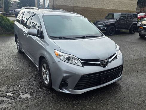Used 2018 Toyota Sienna LE FWD image 3