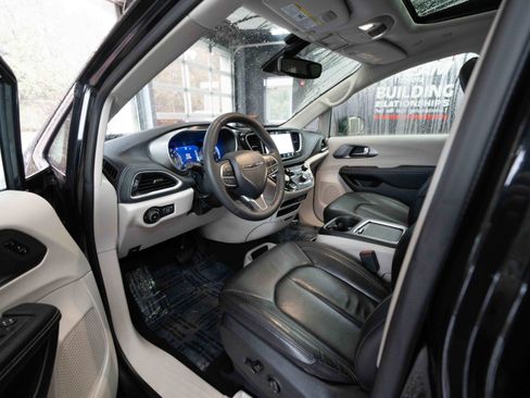 Used 2022 Chrysler Pacifica Touring-L image 8