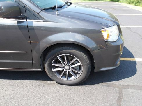 Used 2017 Dodge Grand Caravan SXT FWD image 27