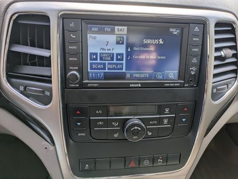 Used 2012 Jeep Grand Cherokee Laredo AWD/4WD image 12