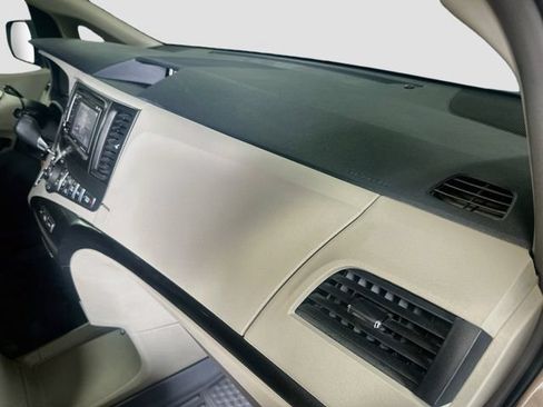 Used 2014 Toyota Sienna LE FWD image 30