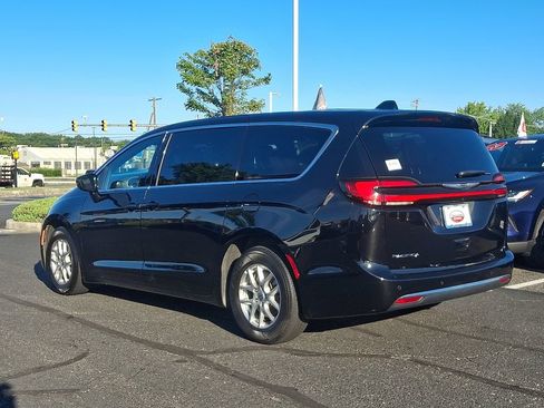 Used 2025 Chrysler Pacifica Select FWD image 4
