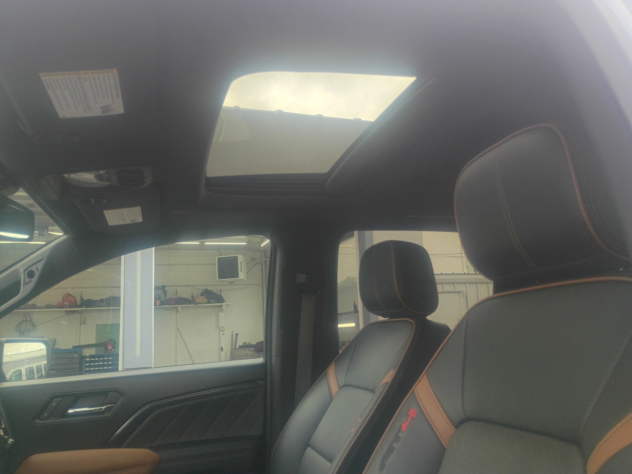 Used 2023 GMC Canyon AT4 w/ AT4 Premium Package AWD/4WD image 10