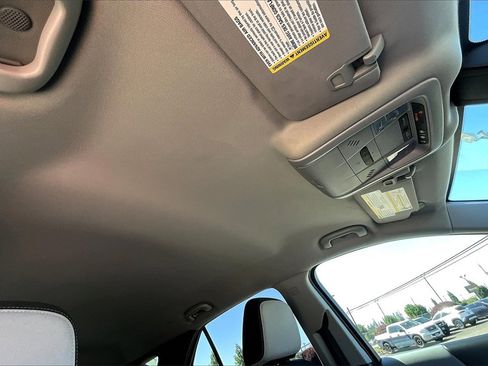 Used 2021 Chevrolet Equinox LT w/ Driver Convenience Package image 14