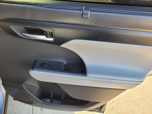 Used 2024 Toyota Highlander XLE image 14