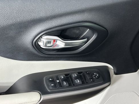 Used 2021 Jeep Cherokee Latitude Plus image 18