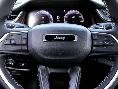 Used 2024 Jeep Grand Cherokee Laredo image 12