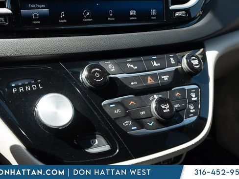 Used 2023 Chrysler Pacifica Touring-L FWD image 9