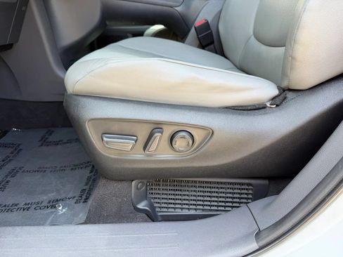 Used 2023 Toyota Sienna XLE FWD image 12