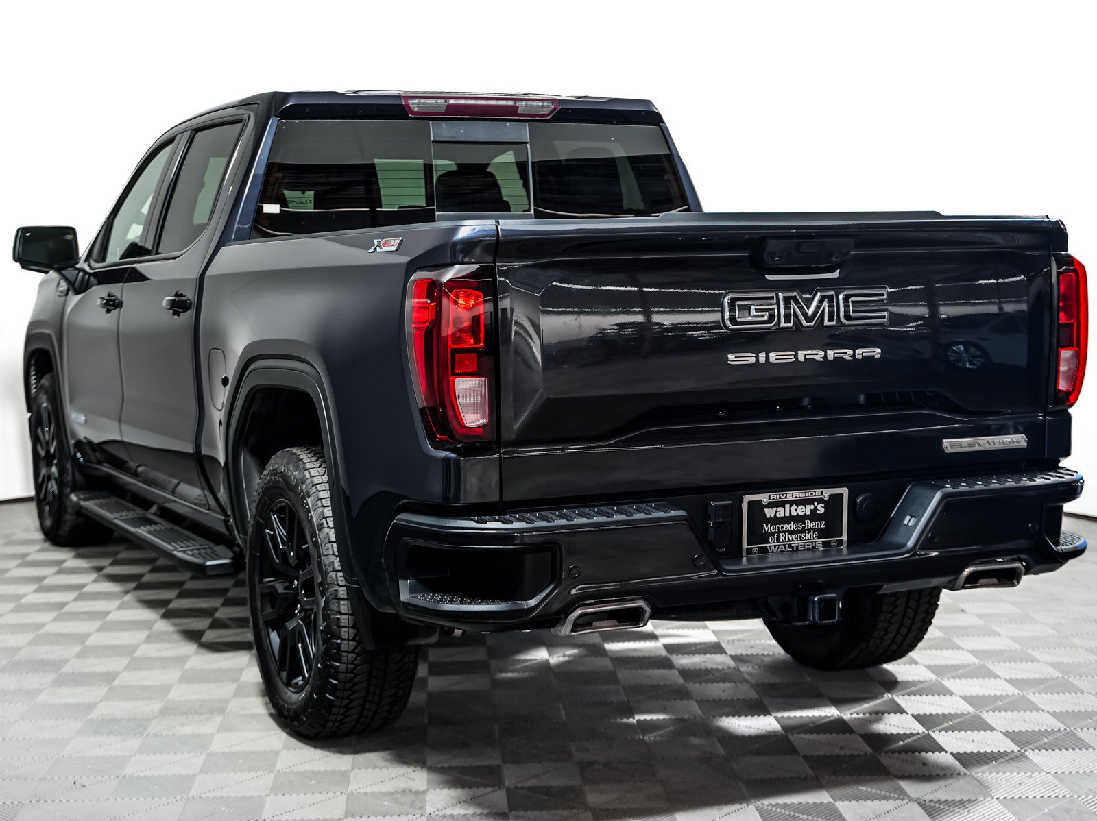 Used 2025 GMC Sierra 1500 Elevation w/ Elevation Premium Package AWD/4WD image 2