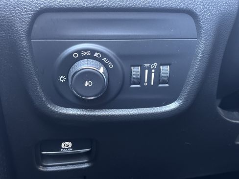 Used 2023 Jeep Grand Cherokee Limited image 96