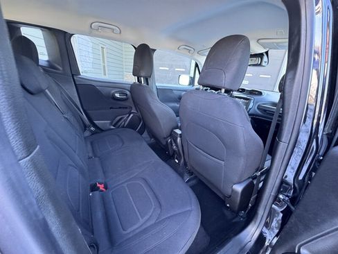 Used 2019 Jeep Renegade Latitude w/ Cold Weather Group image 14