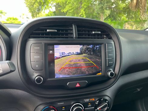 Used 2025 Kia Soul LX w/ LX Technology Package FWD image 18