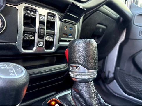 Used 2019 Jeep Wrangler Unlimited Sahara AWD/4WD image 9