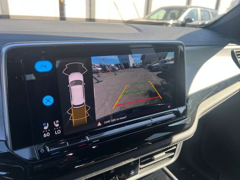 Used 2025 Volkswagen Atlas Cross Sport SE image 24