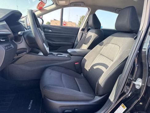 Used 2025 Nissan Altima 2.5 SV FWD image 14
