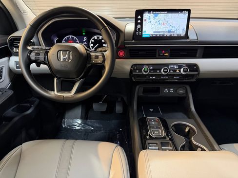 Used 2025 Honda Pilot Touring image 4
