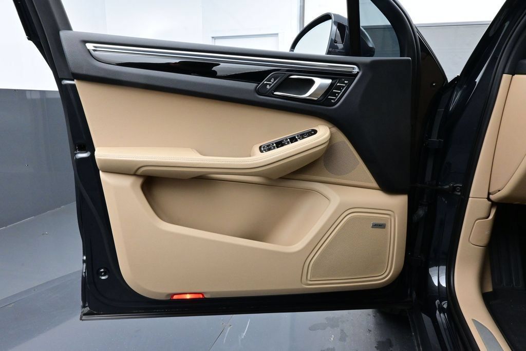 Certified 2022 Porsche Macan S AWD/4WD image 7