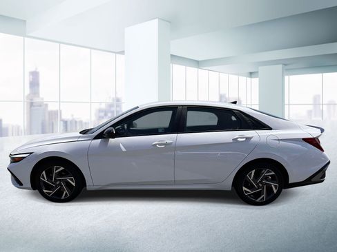 Used 2025 Hyundai Elantra Sport FWD image 2