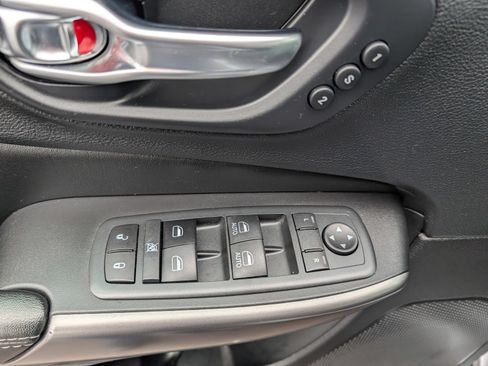 Used 2020 Jeep Cherokee Limited image 19