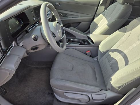 Used 2024 Hyundai Elantra SE image 19