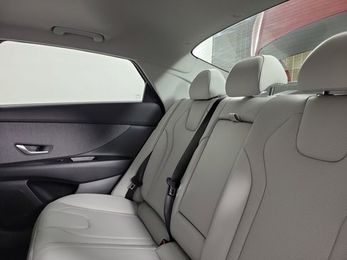 New 2025 Hyundai Elantra Limited image 31