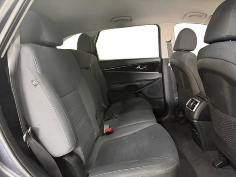 Used 2019 Kia Sorento FWD image 18