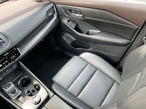 Used 2022 Nissan Rogue SV w/ SV Premium Package image 18