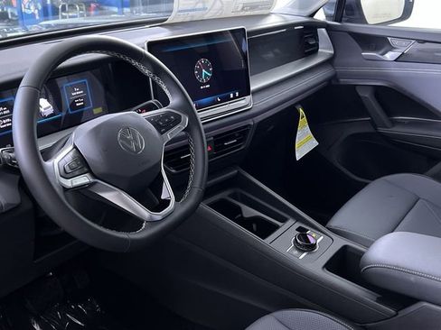 New 2025 Volkswagen Tiguan SE image 27