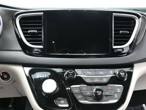 Used 2023 Chrysler Pacifica Touring-L FWD image 14