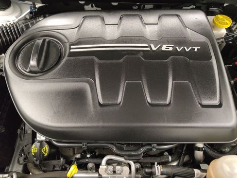 Used 2019 Jeep Cherokee Trailhawk w/ Cold Weather Group AWD/4WD image 30