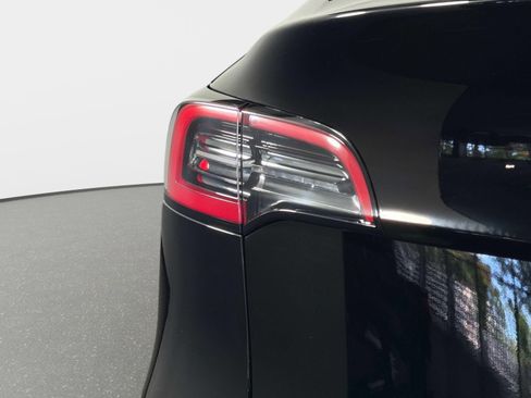 Used 2024 Tesla Model Y Long Range RWD image 9