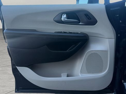 Used 2024 Chrysler Pacifica Touring-L image 19