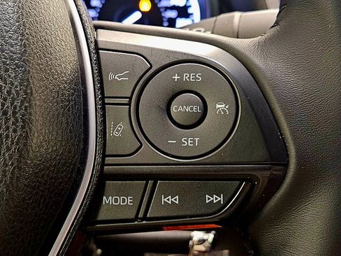 Used 2018 Toyota Camry SE image 11