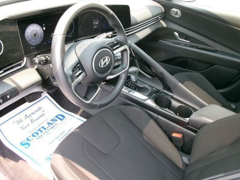 Used 2025 Hyundai Elantra SEL FWD image 13