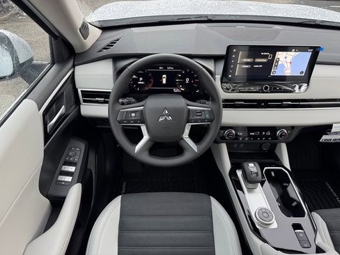New 2025 Mitsubishi Outlander SE image 18