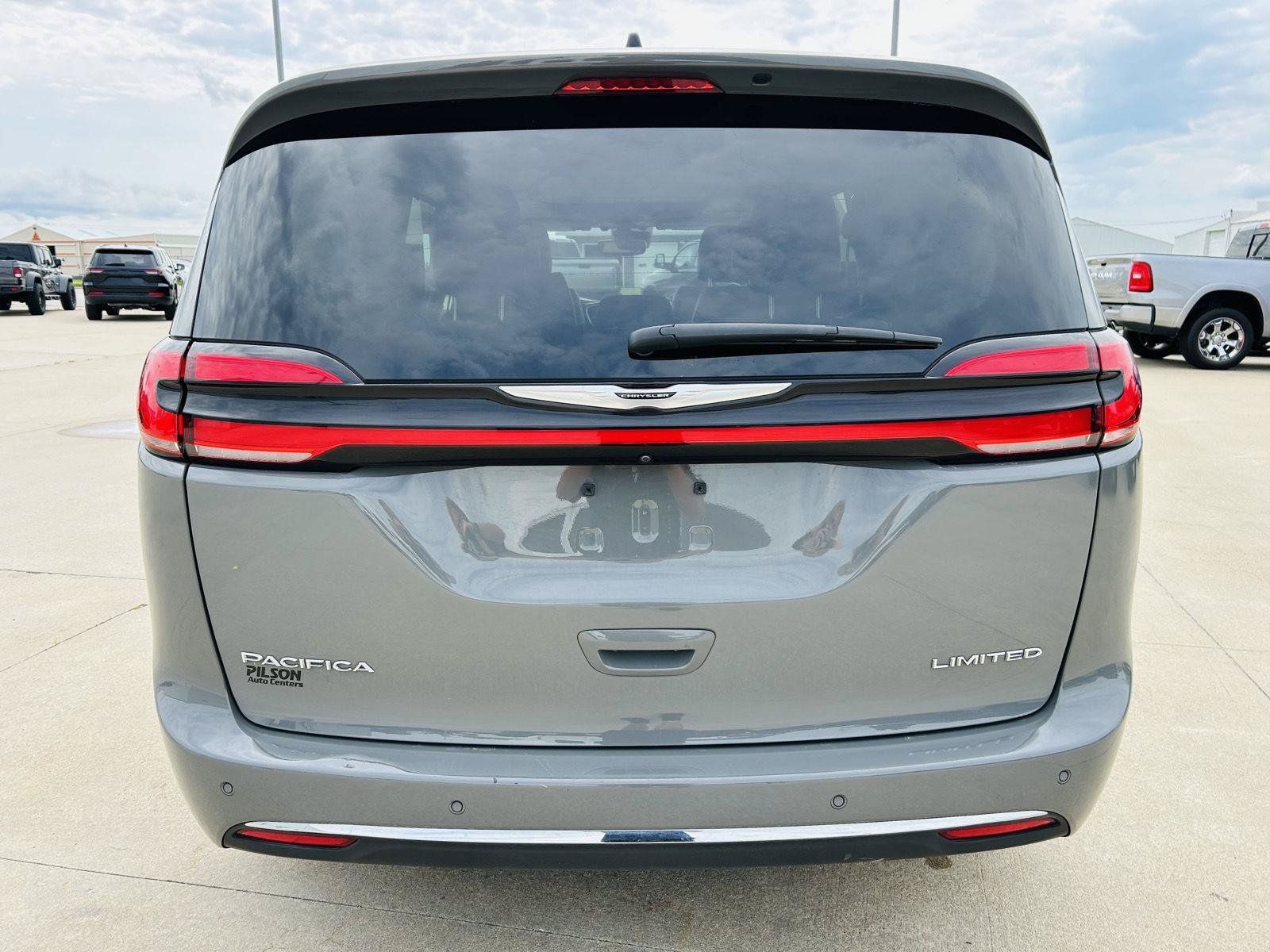 Used 2023 Chrysler Pacifica Limited FWD image 42