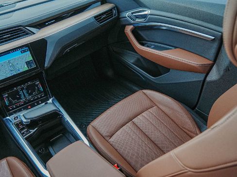 Used 2024 Audi Q8 e-tron Premium Plus image 26