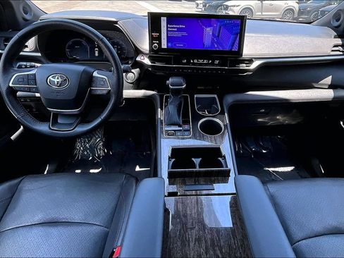 Used 2025 Toyota Sienna Limited AWD/4WD image 11