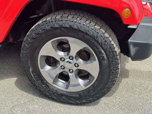 Used 2018 Jeep Wrangler Unlimited Sahara w/ Connectivity Group AWD/4WD image 9