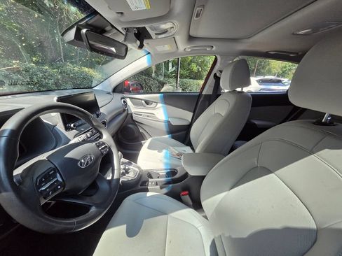 Used 2022 Hyundai Kona Limited w/ Cargo Package FWD image 7