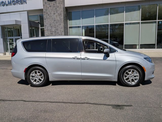 Used 2023 Chrysler Voyager LX FWD image 2