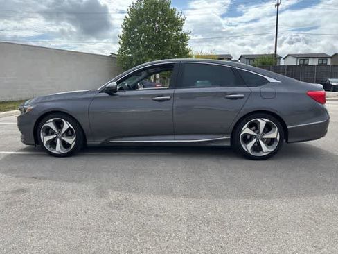 Used 2018 Honda Accord Touring image 2