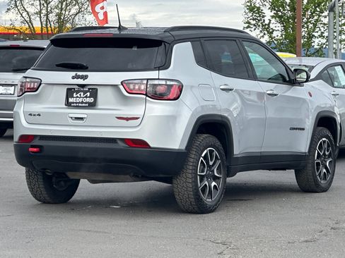 Used 2025 Jeep Compass Trailhawk AWD/4WD image 4