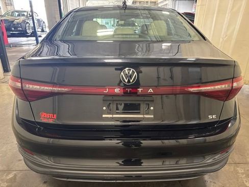 Used 2025 Volkswagen Jetta SE w/ Sunroof Package FWD image 5