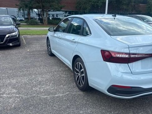 Used 2025 Volkswagen Jetta SE w/ Sunroof Package FWD image 8