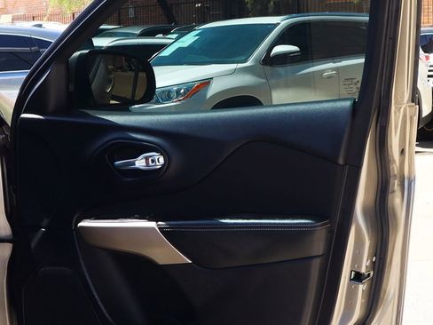 Used 2017 Jeep Cherokee Latitude w/ Comfort/Convenience Group image 30