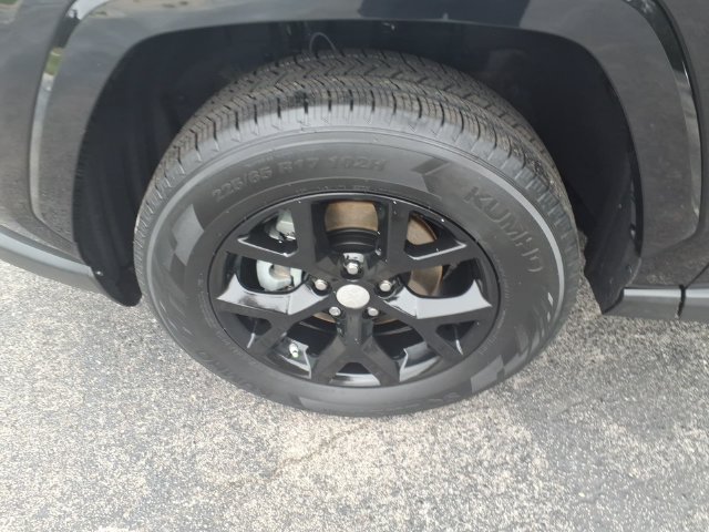 Used 2024 Toyota RAV4 LE FWD image 4