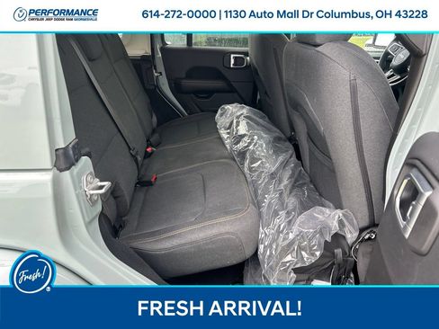 Used 2024 Jeep Wrangler Unlimited Sahara w/ Technology Group AWD/4WD image 15