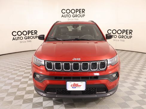Used 2025 Jeep Compass Latitude w/ Sun & Sound Group AWD/4WD image 9